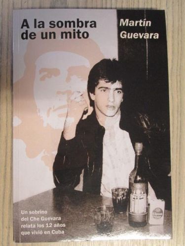 Portada del libro de A LA SOMBRA DE UN MITO