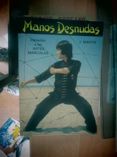 Portada del libro de MANOS DESNUDAS. Iniciación a las artes marciales.
