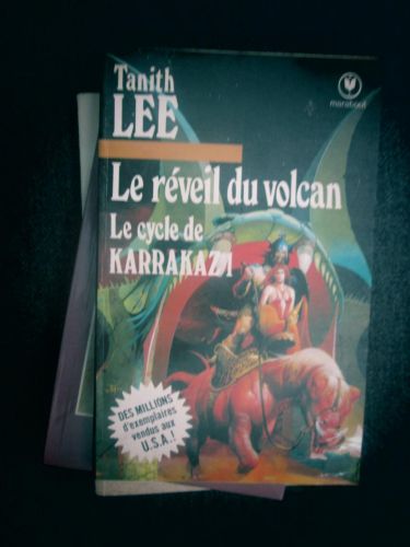 Portada del libro de LE RÉVEIL DU VOLCAN Le cycle de Karrakazi