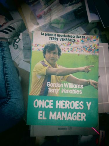 Portada del libro de ONCE HEROES Y EL MANAGER
