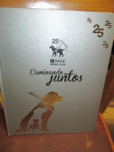 Portada del libro de CAMINANDO JUNTOS, 25 ANIVERSARIO PERRO GUÍA
