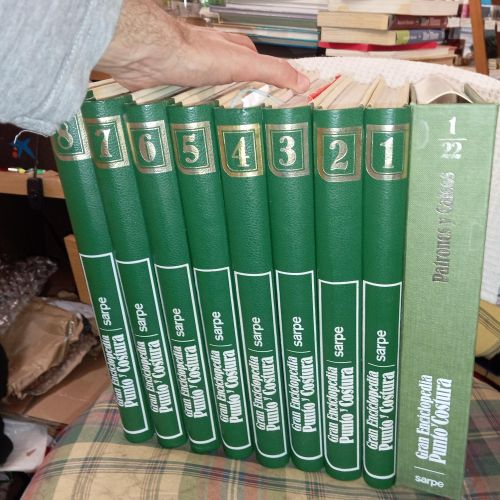 Portada del libro de GRAN ENCICLOPEDIA DE PUNTO Y COSTURA. 8 tomos más la carpeta con los patrones
