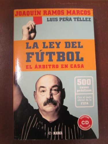 Portada del libro de LA LEY DEL FÚTBOL. EL ARBITRO EN CASA. 500 caso prácticos. Con el texto oficial de la FIFA.