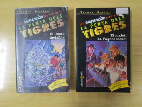 Portada del libro de UN SUPERCAS PER A TU I LA PENYA DELS TIGRES. El maletí de l'agent secret y El lladre invisible