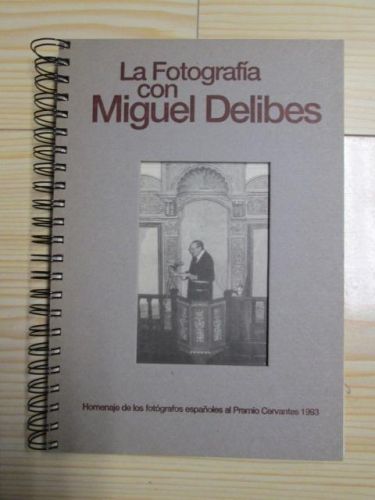 Portada del libro de LA FOTOGRAFÍA CON MIGUEL DELIBES. Homenaje de los fotógrafos españoles al Premio Cervantes 1993